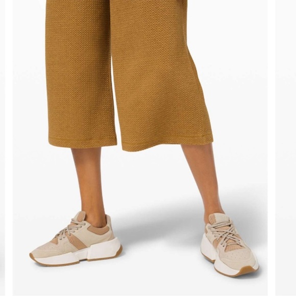 Lululemon Can you Feel the Pleat Crop(LIKE NEW) - Picture 4 of 5